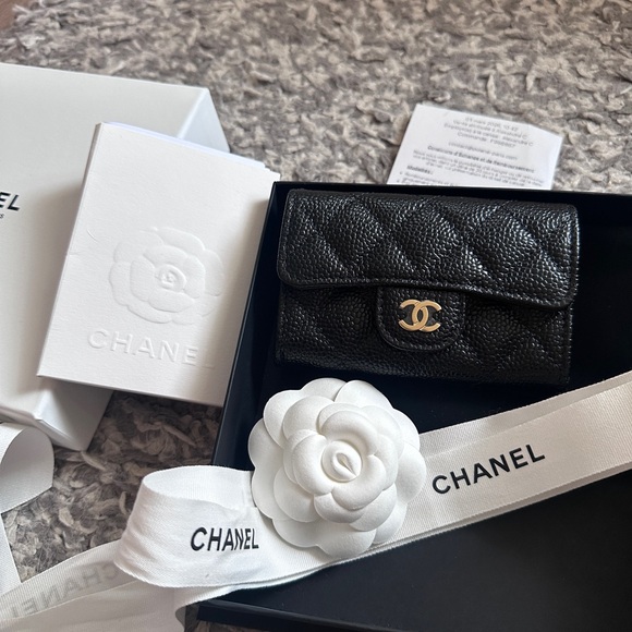 CHANEL Classic Flap Card Holder – Black Caviar Leather | Gold Hardware - Picture 2 of 15